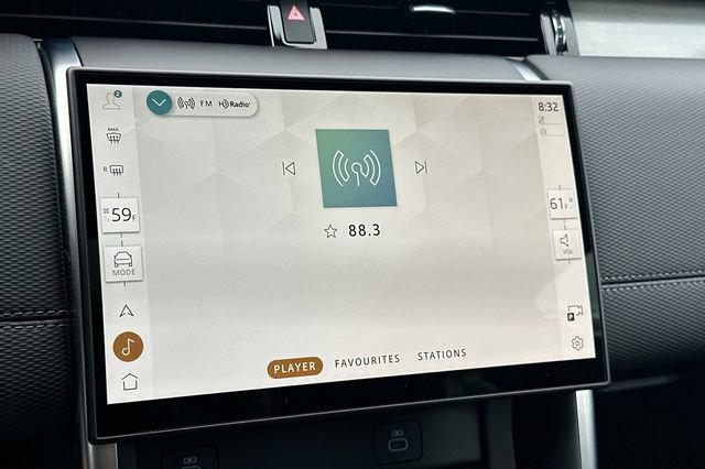 Certified 2025 Land Rover Discovery Sport Dynamic SE AWD/4WD image 17