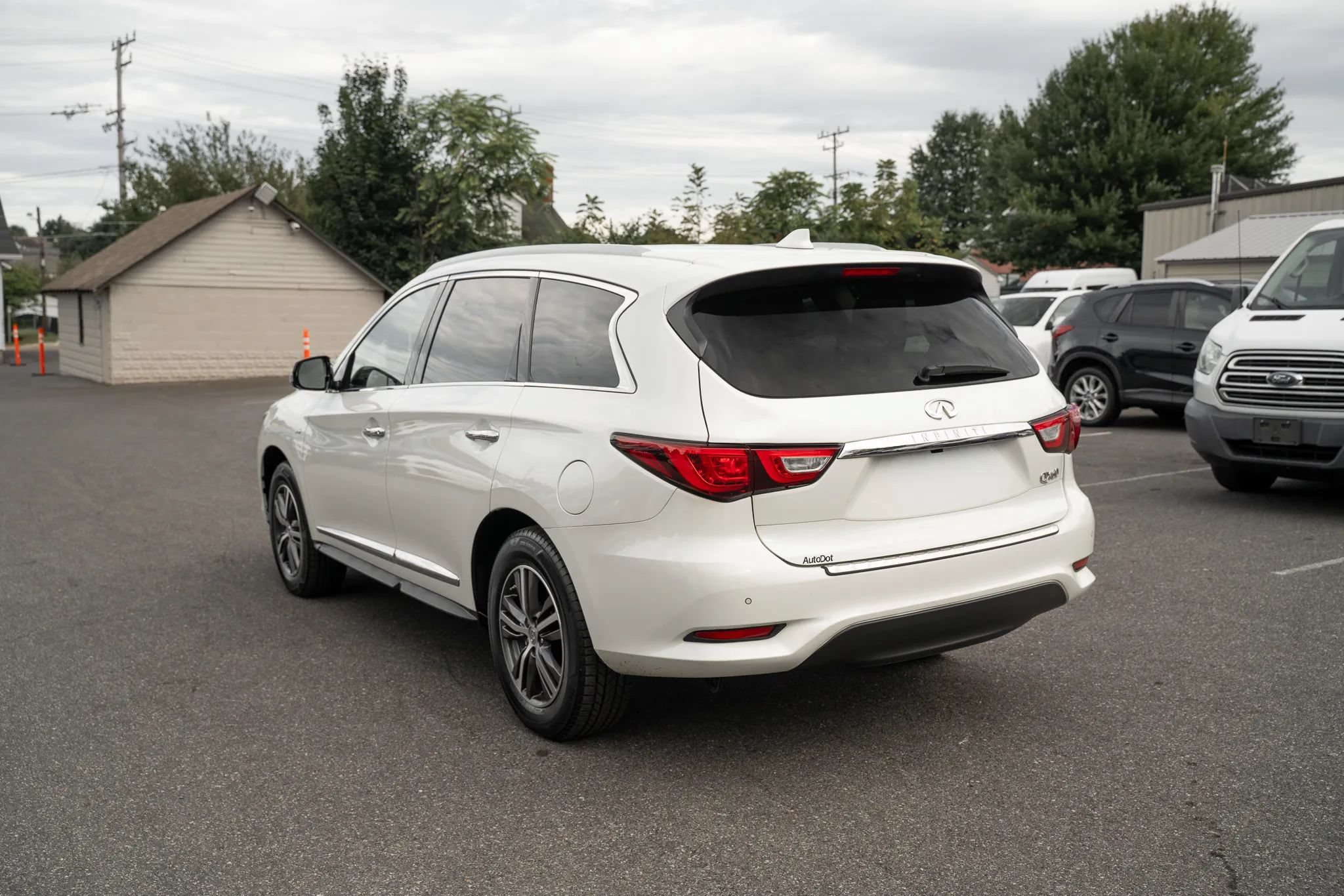 Used 2016 INFINITI QX60 Luxe w/ Premium Plus Package AWD/4WD image 2