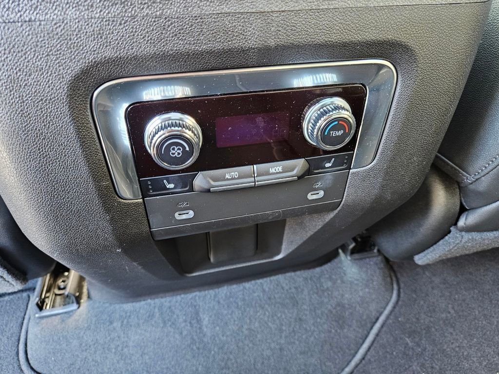 Used 2021 GMC Yukon SLT w/ SLT Premium Package image 9