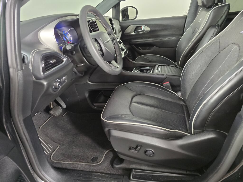Used 2023 Chrysler Pacifica Limited w/ Uconnect Theater Family Group FWD image 21