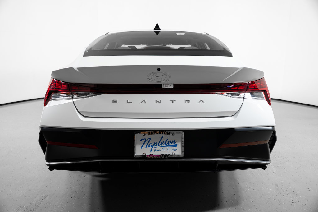 Certified 2025 Hyundai Elantra SEL FWD image 11