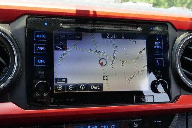 Used 2017 Toyota Tacoma TRD Sport w/ Premium & Technology Package AWD/4WD image 15