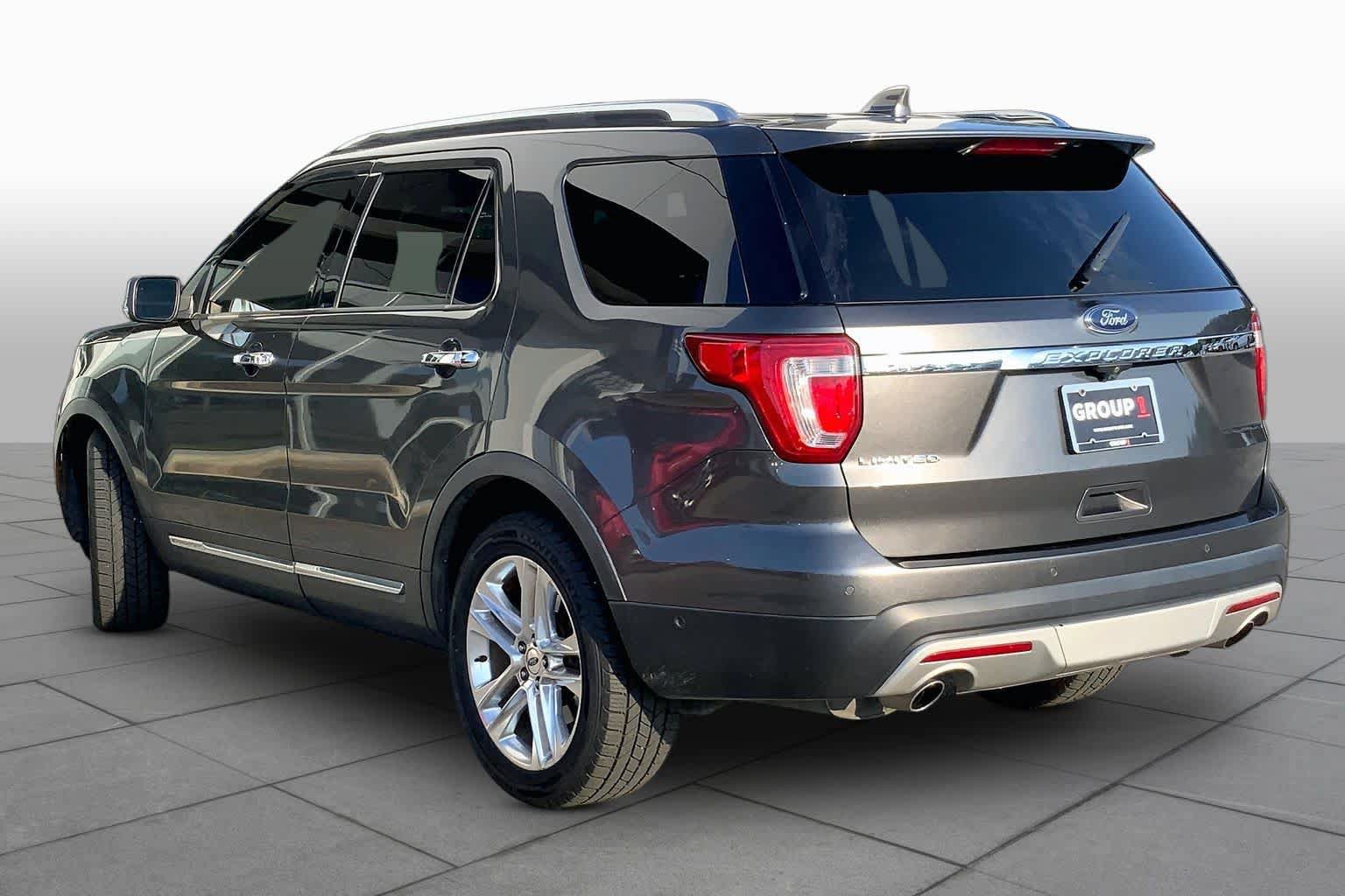 Used 2017 Ford Explorer Limited w/ Equipment Group 301A FWD image 10