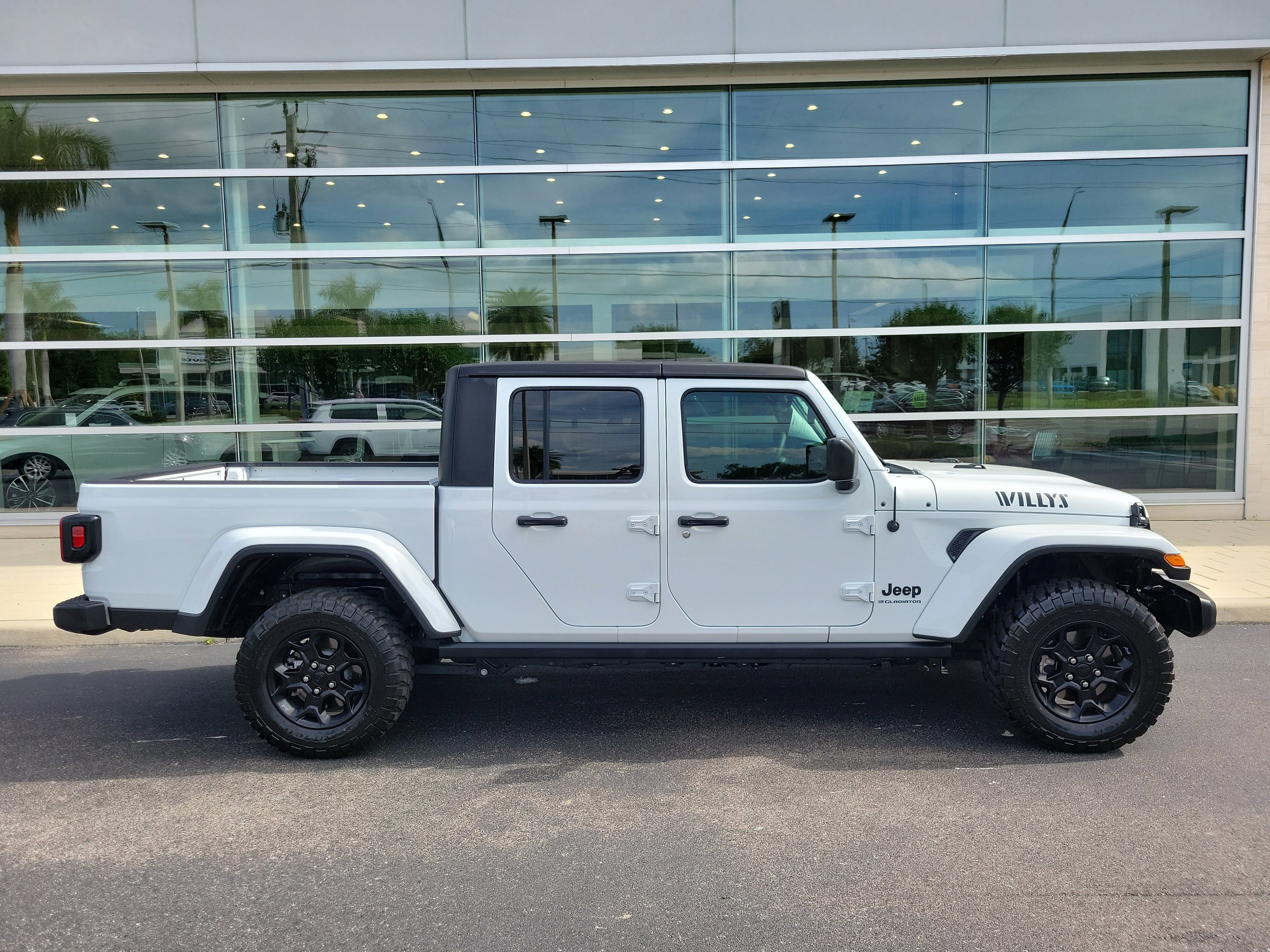 Used 2023 Jeep Gladiator Willys image 3