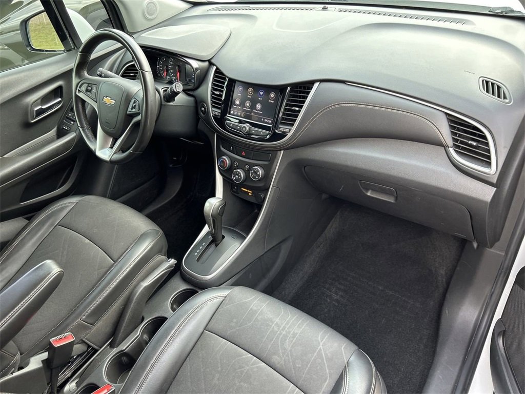 Used 2020 Chevrolet Trax LT w/ LT Convenience Package image 18