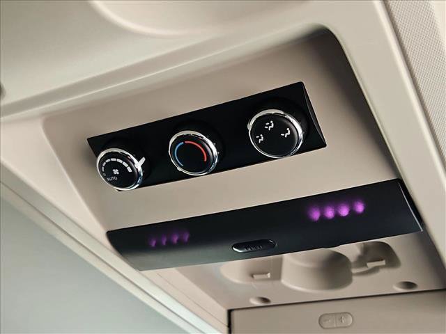 Used 2014 Chrysler Town & Country Touring FWD image 23