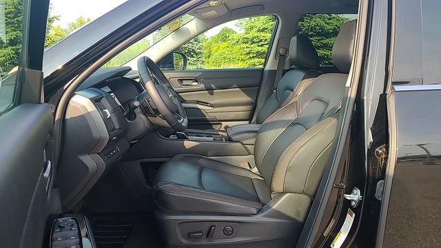 Used 2025 Nissan Pathfinder SL AWD/4WD image 10