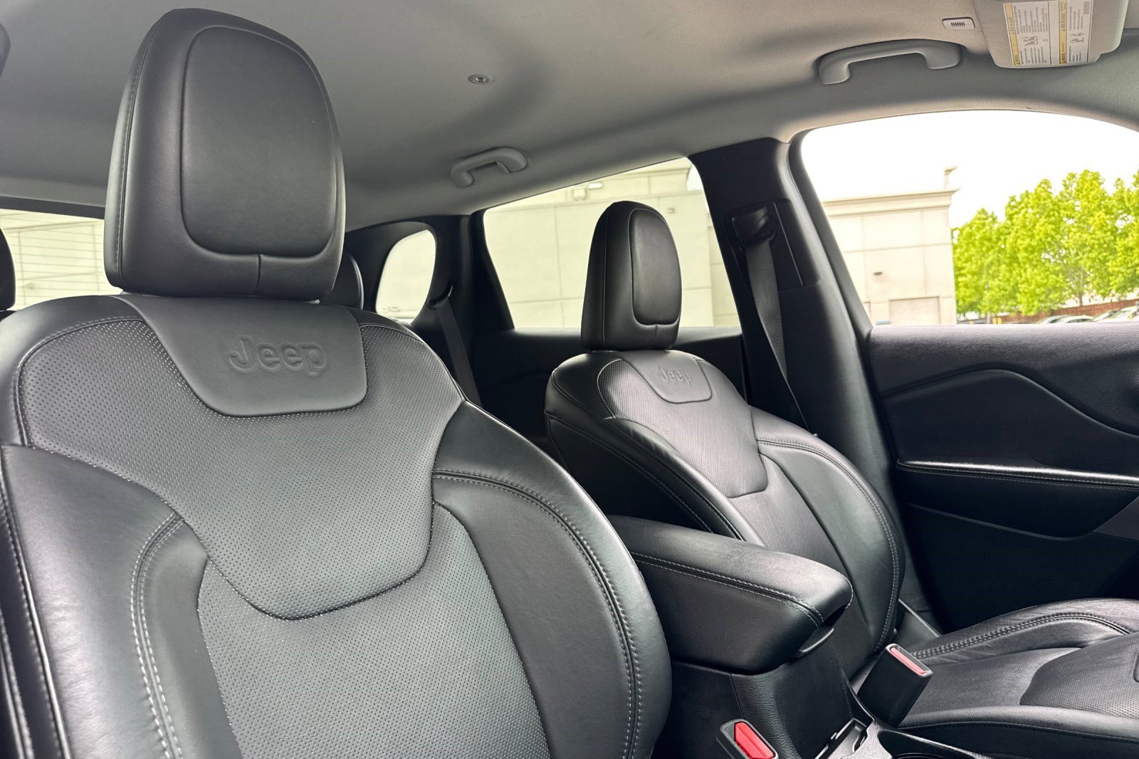 Used 2019 Jeep Cherokee Limited FWD image 31
