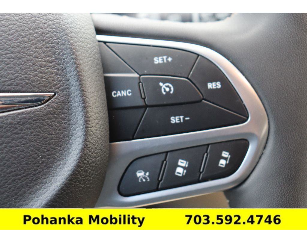 Used 2024 Chrysler Pacifica Touring-L image 16