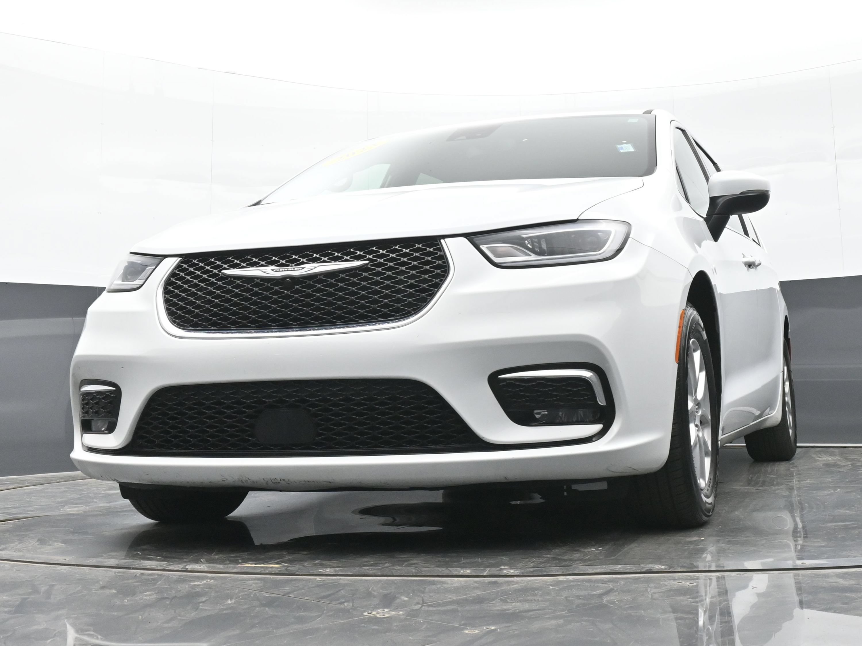 Used 2023 Chrysler Pacifica Touring FWD image 31