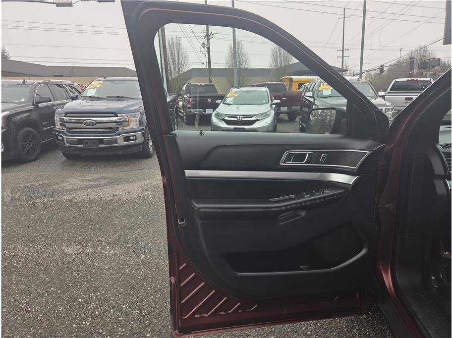 Used 2016 Ford Explorer XLT w/ Equipment Group 202A image 13