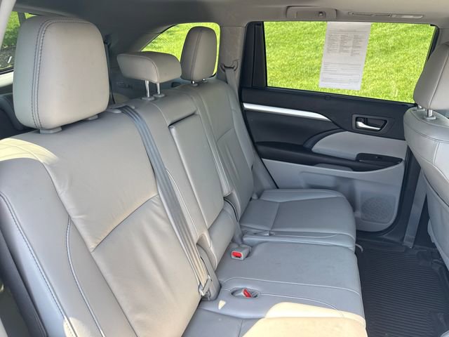 Used 2019 Toyota Highlander XLE AWD/4WD image 14