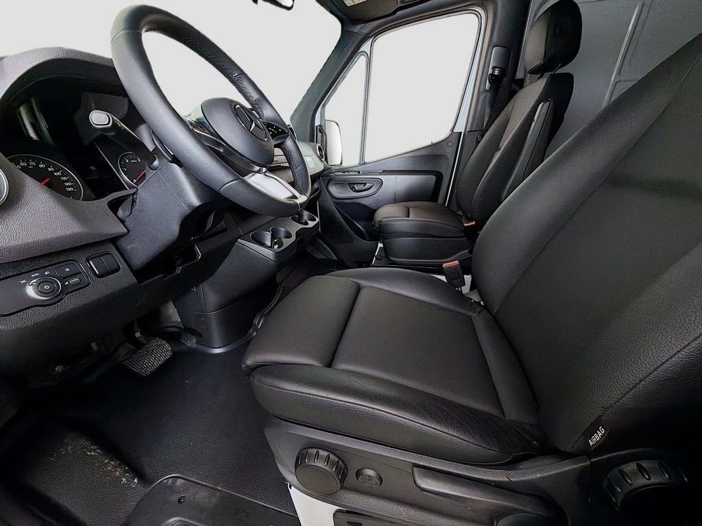 Used 2025 Mercedes-Benz Sprinter 2500 image 18