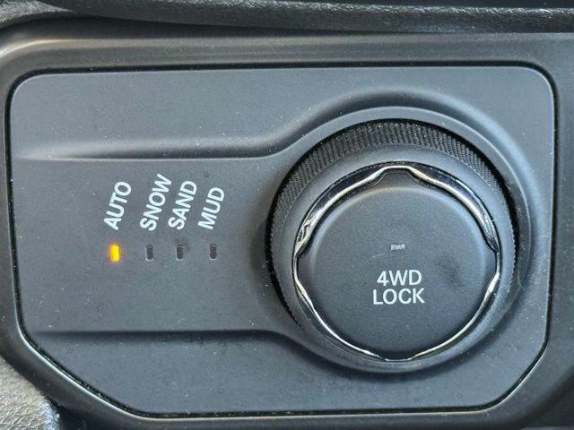 Used 2023 Jeep Renegade Latitude AWD/4WD image 24