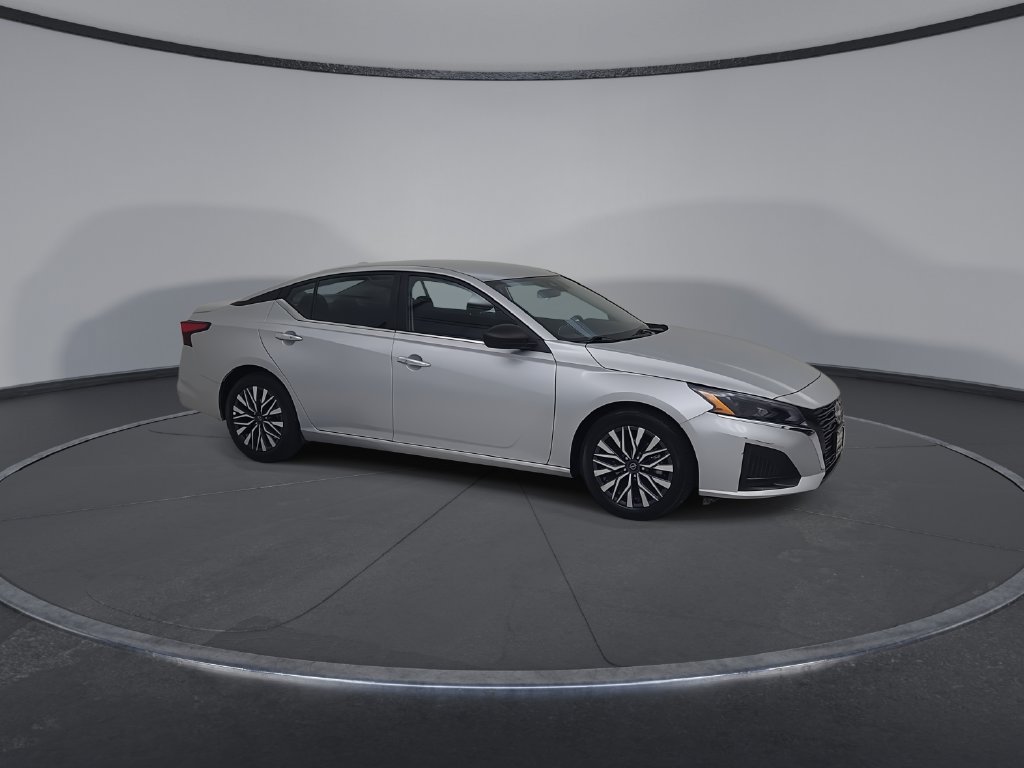 Used 2025 Nissan Altima 2.5 SV FWD image 2