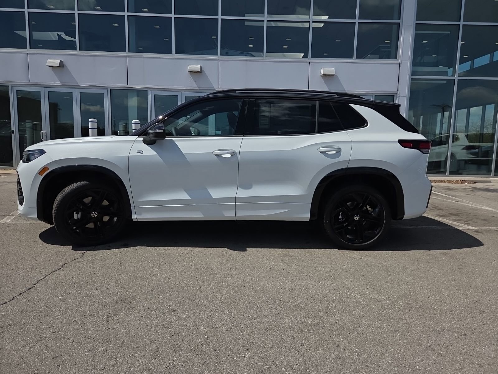 New 2026 Volkswagen Tiguan SE R-Line AWD/4WD image 8