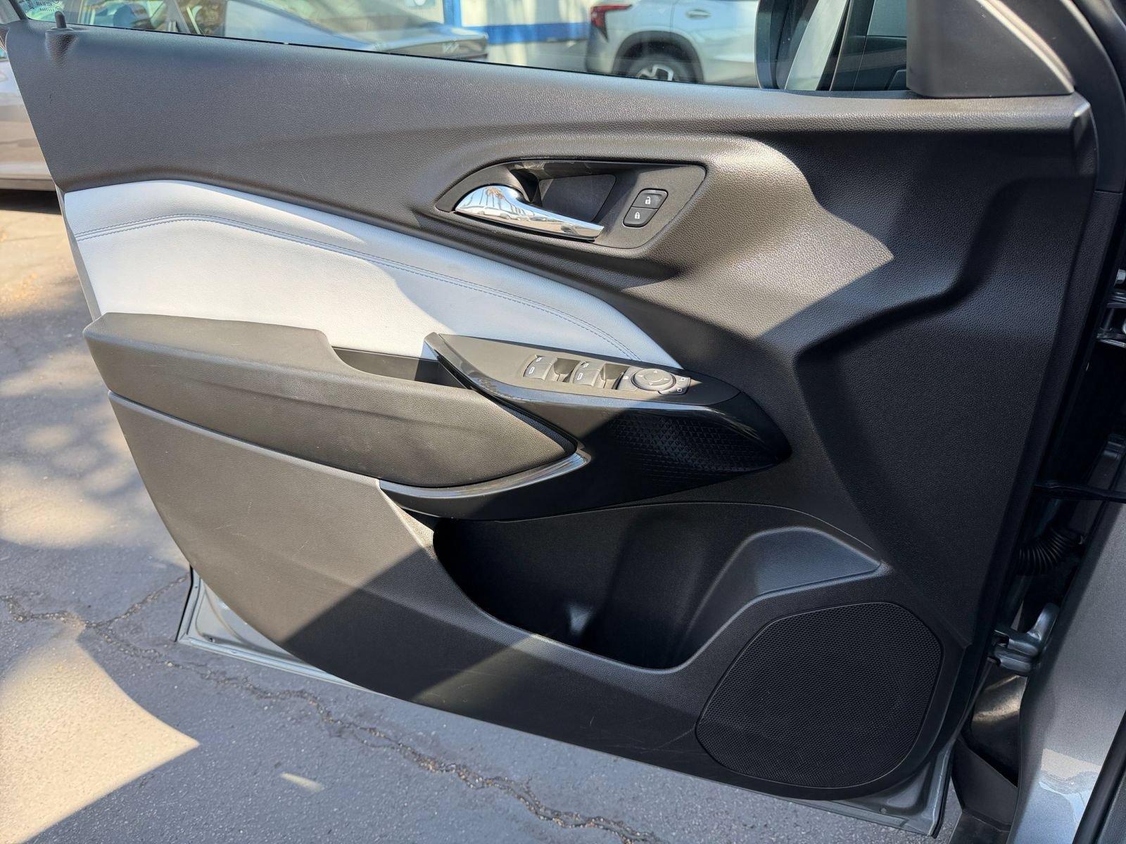 Used 2025 Chevrolet Trax LT FWD image 18