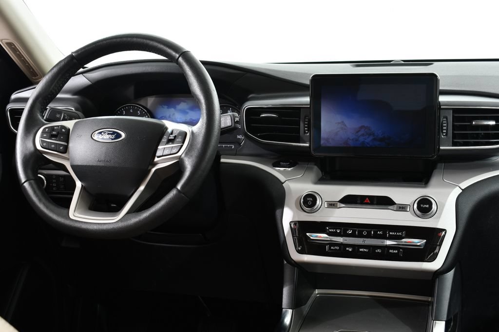 Used 2024 Ford Explorer XLT w/ Equipment Group 202A AWD/4WD image 8