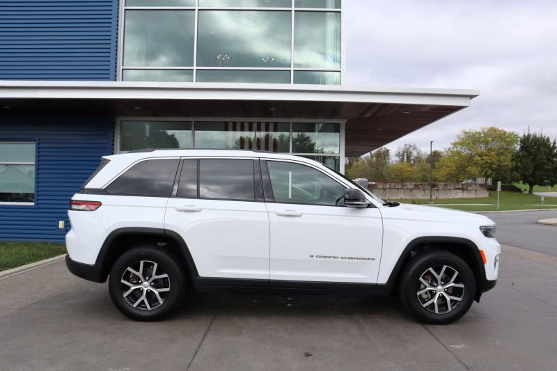 Used 2023 Jeep Grand Cherokee Limited image 2