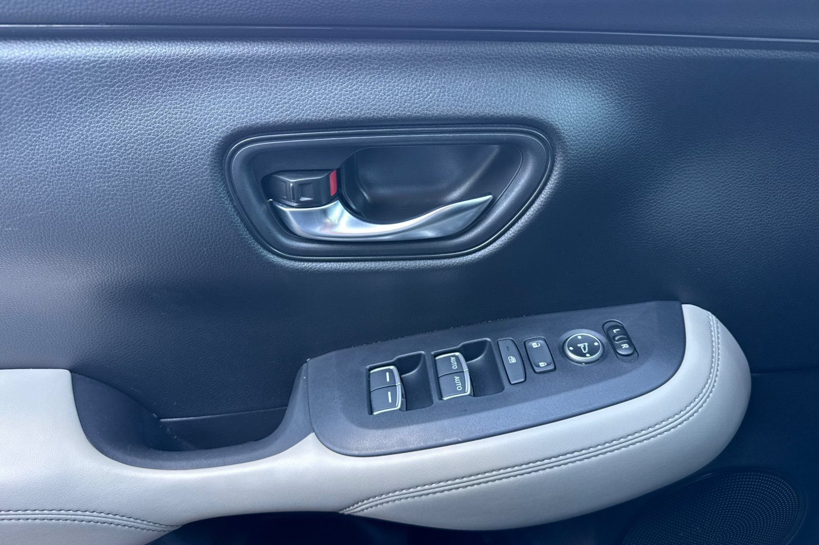 Used 2023 Honda HR-V EX-L image 11