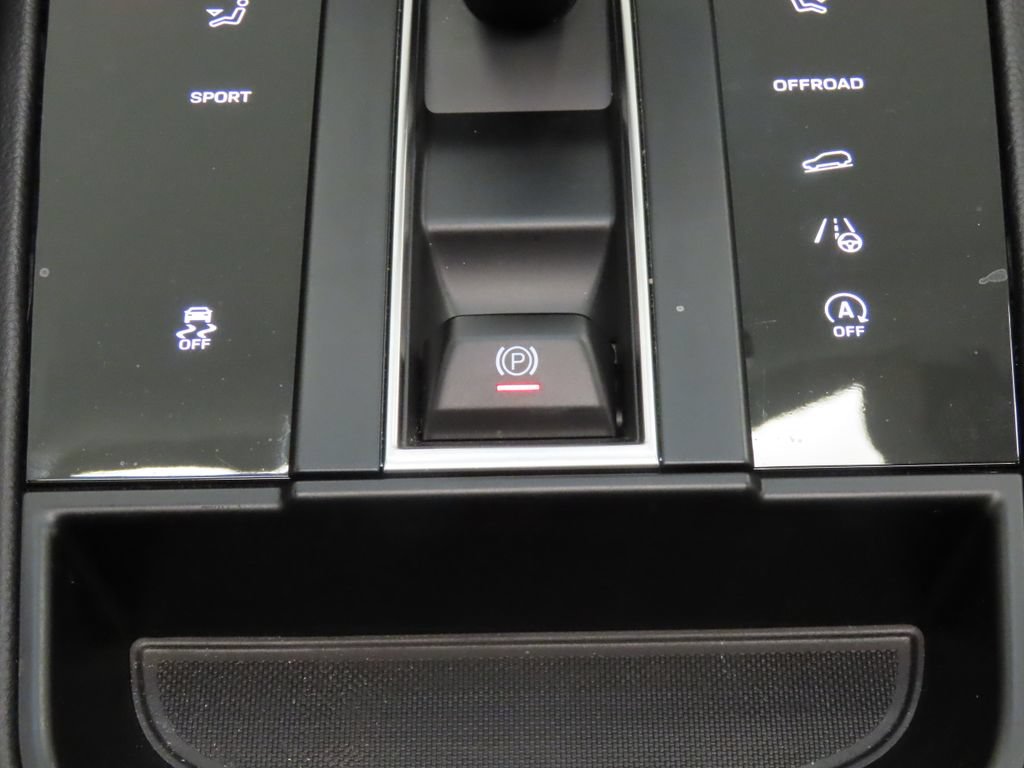 Certified 2025 Porsche Macan AWD/4WD image 27