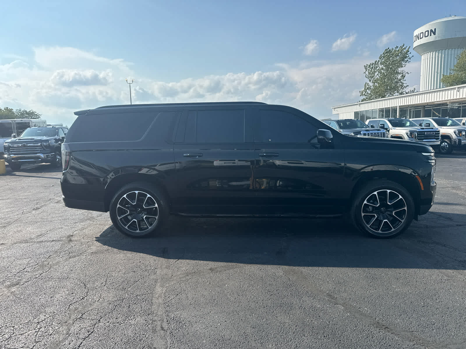 Certified 2026 Chevrolet Suburban RST w/ RST Capability Package AWD/4WD image 6