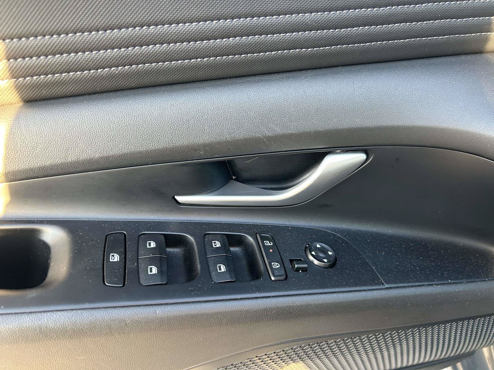 Used 2025 Hyundai Elantra Limited FWD image 17