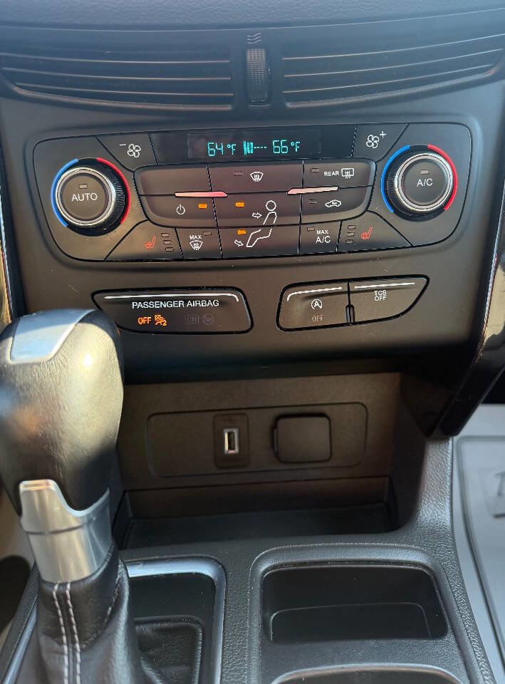 Used 2017 Ford Escape SE w/ SE Sport Appearance Package AWD/4WD image 24