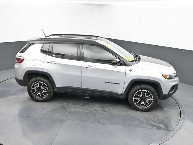 Used 2025 Jeep Compass Trailhawk AWD/4WD image 36