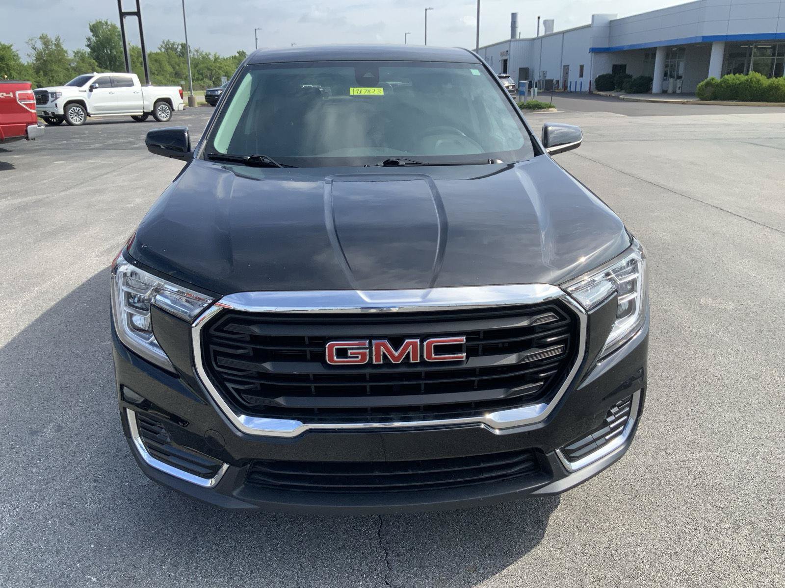 Used 2023 GMC Terrain SLE AWD/4WD image 3