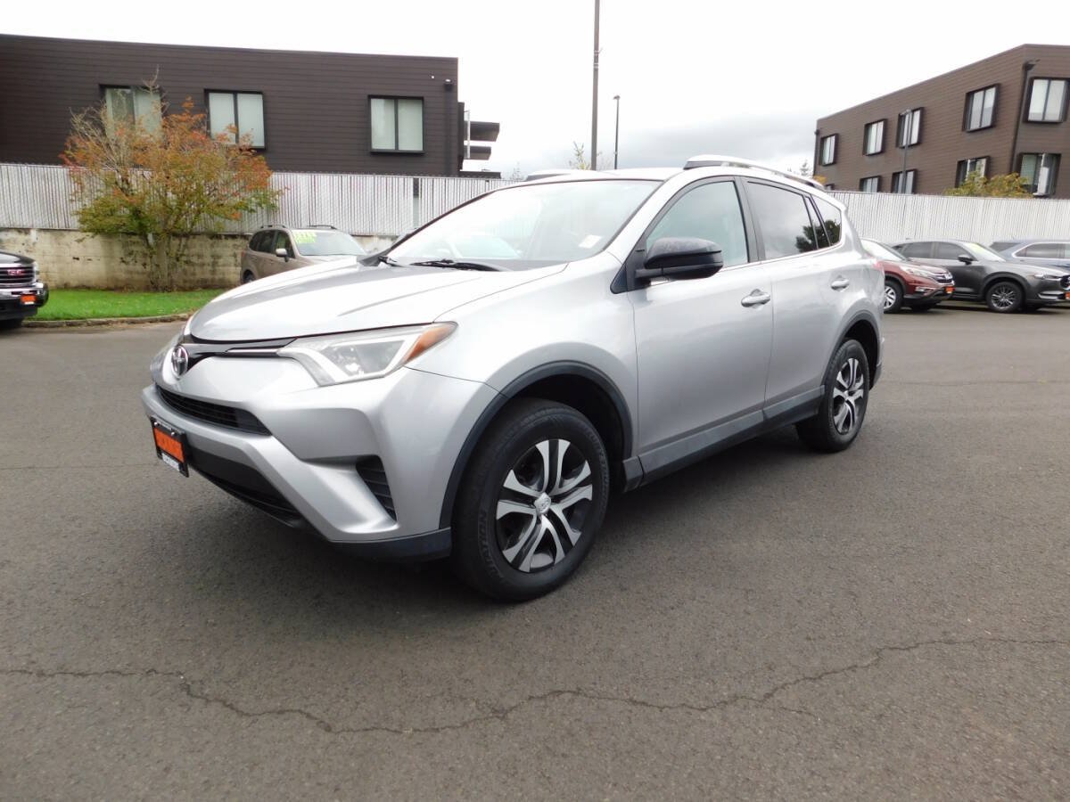 Used 2016 Toyota RAV4 LE AWD/4WD image 4