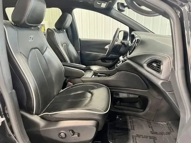 Used 2025 Chrysler Pacifica Limited FWD image 27