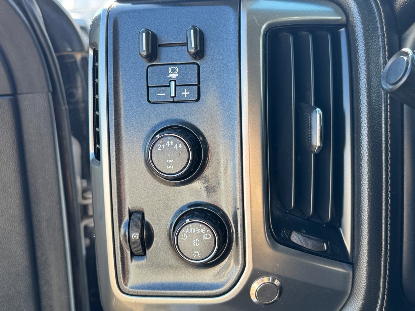 Used 2018 Chevrolet Silverado 3500 LTZ image 23