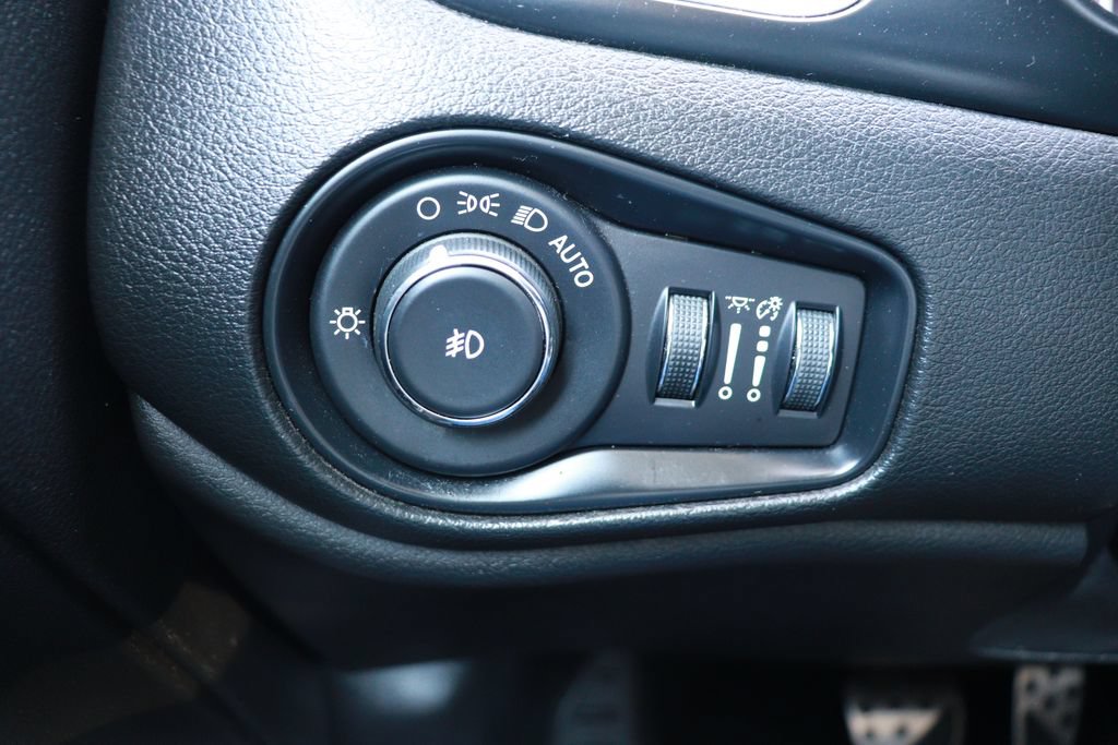 Used 2021 Jeep Renegade Latitude FWD image 22