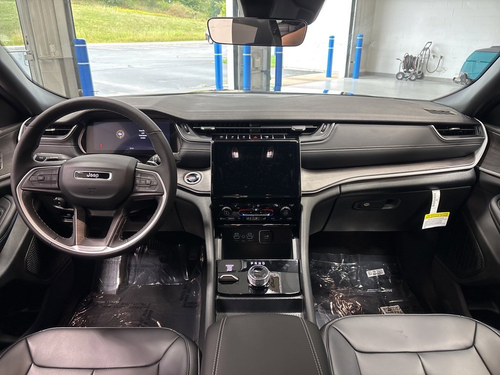 New 2025 Jeep Grand Cherokee Limited w/ Black Appearance Package image 33