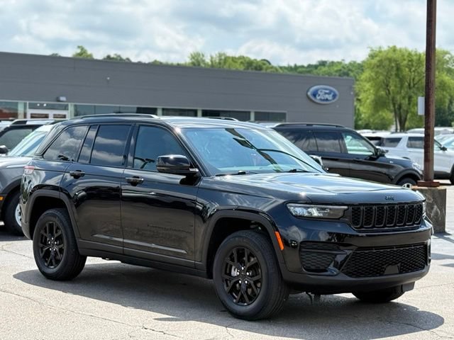 Used 2025 Jeep Grand Cherokee Altitude AWD/4WD image 40