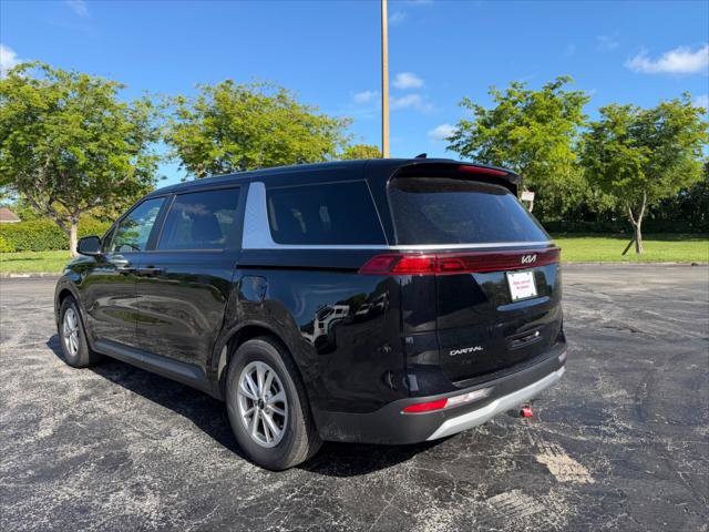 Used 2023 Kia Carnival LX FWD image 4