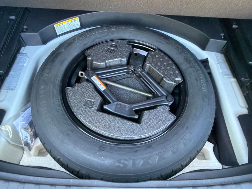 Used 2019 Toyota RAV4 XLE Premium AWD/4WD image 8