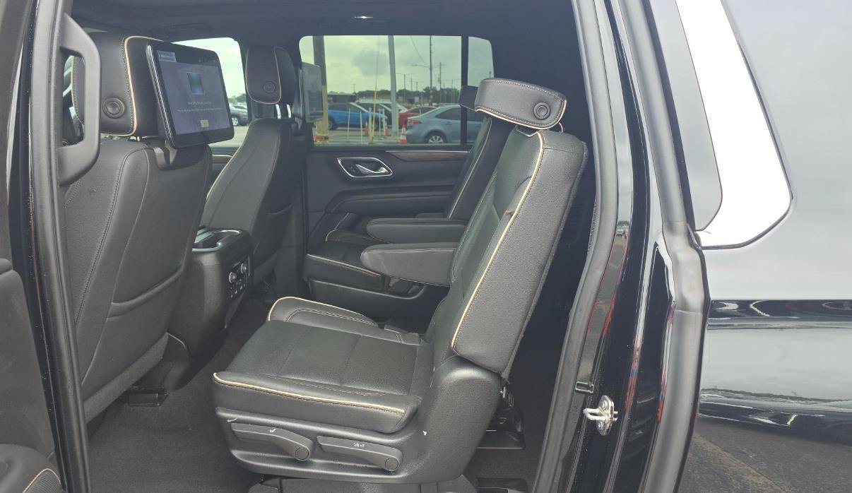 Used 2023 Chevrolet Suburban Premier w/ Advanced Technology Package RWD image 15