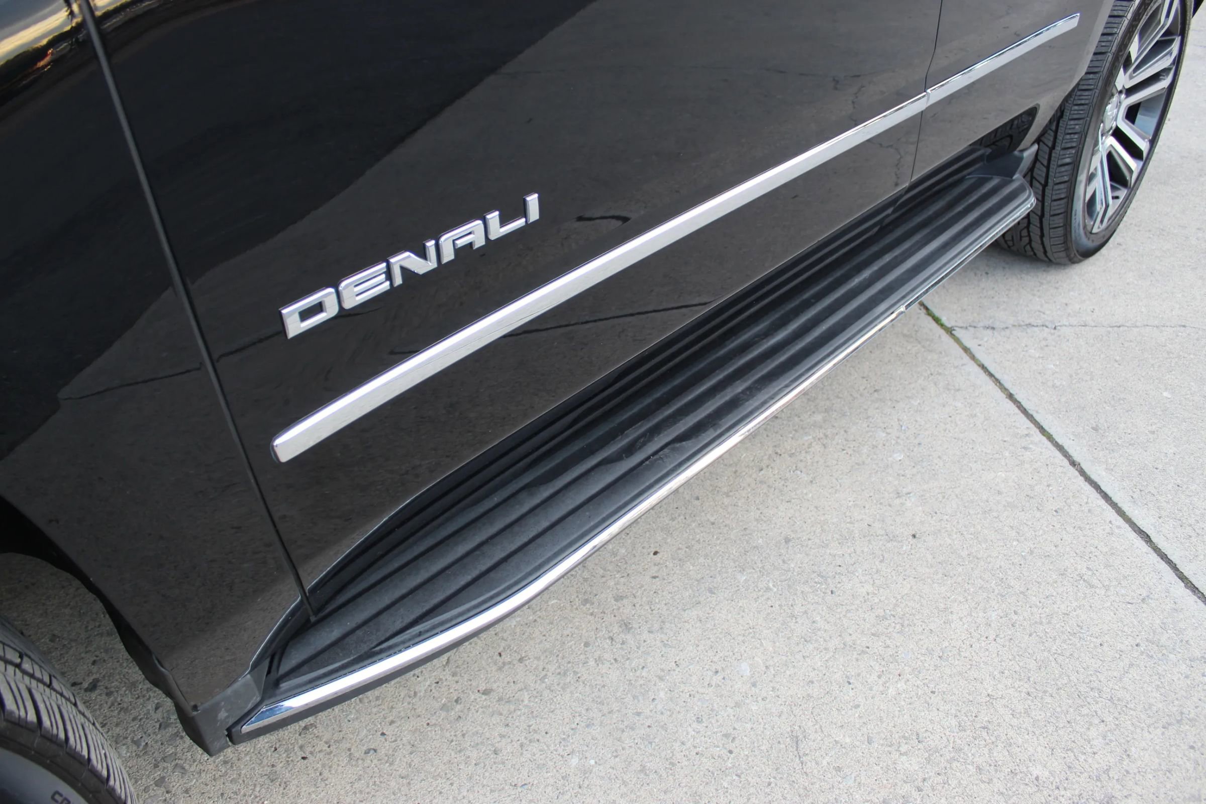 Used 2017 GMC Yukon Denali w/ Open Road Package image 10