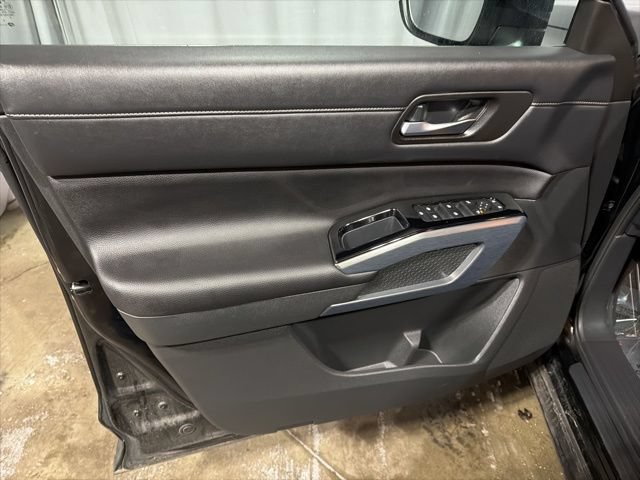 Used 2025 Nissan Pathfinder SL AWD/4WD image 10