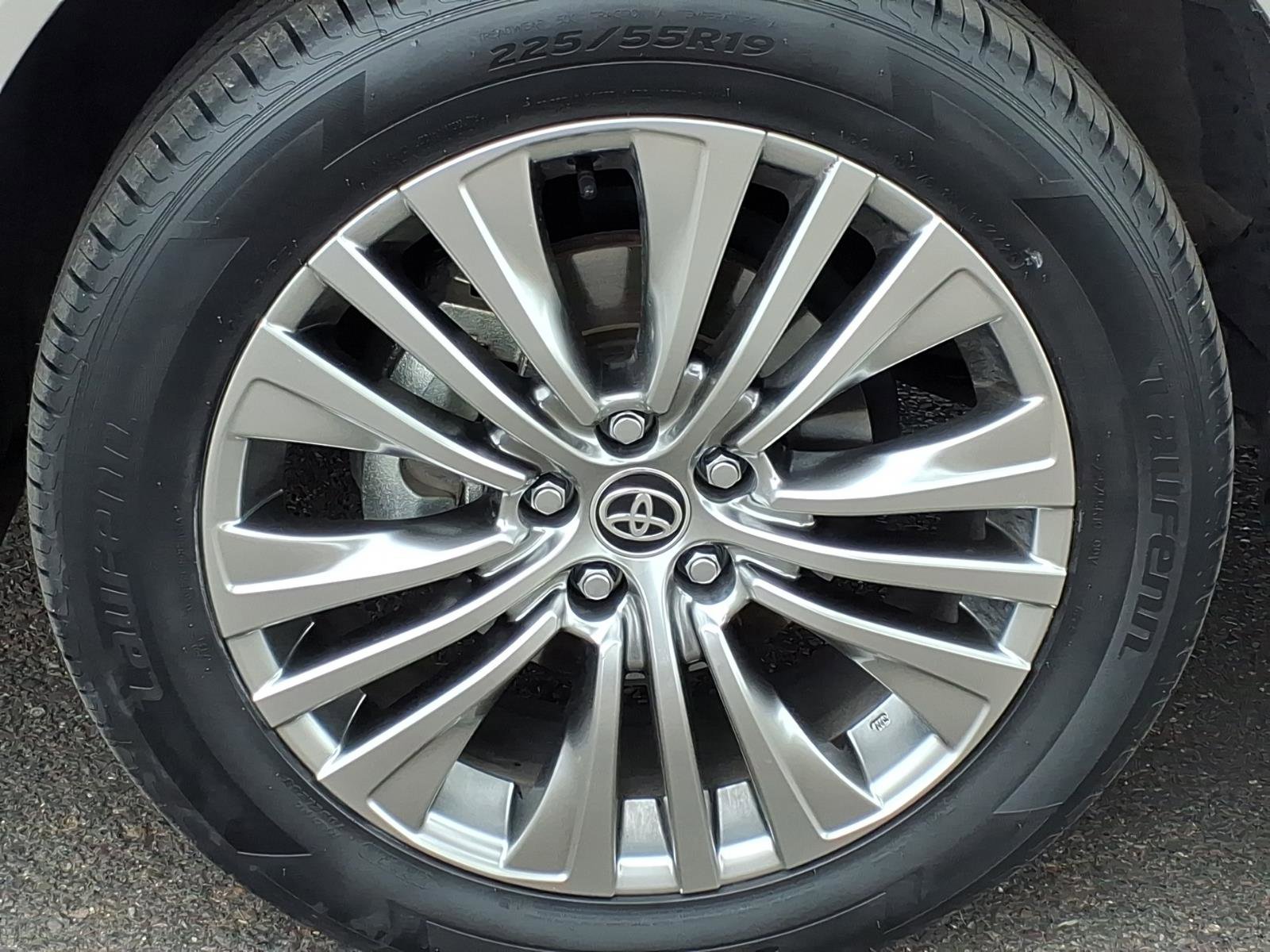 Used 2024 Toyota Venza XLE AWD/4WD image 9