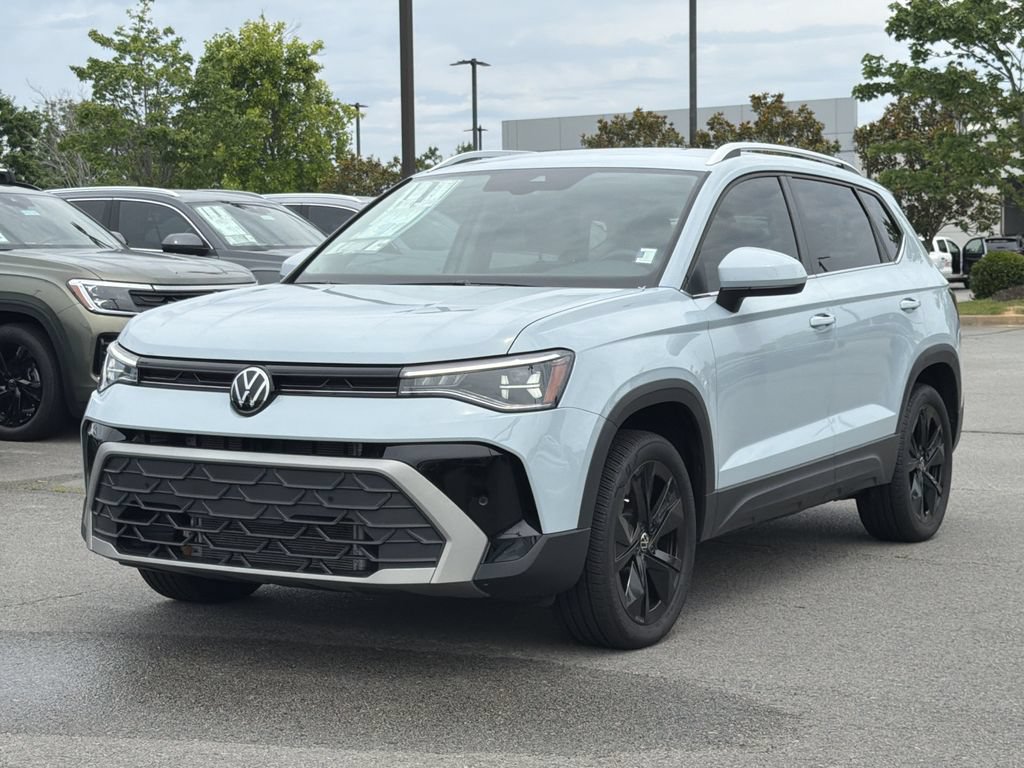Used 2025 Volkswagen Taos SE FWD image 1
