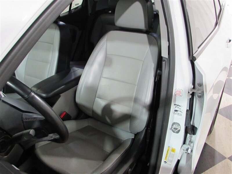 Used 2023 GMC Terrain SLT AWD/4WD image 16