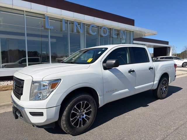 Used 2022 Nissan Titan SV image 1
