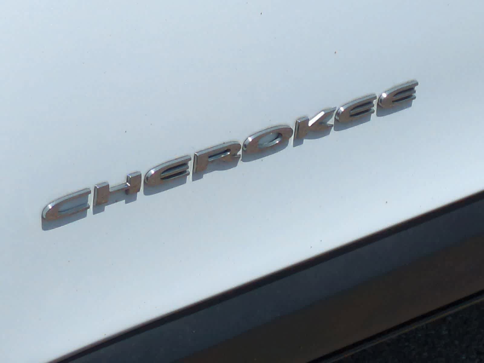 Used 2018 Jeep Cherokee Latitude Plus w/ Cold Weather Group FWD image 13