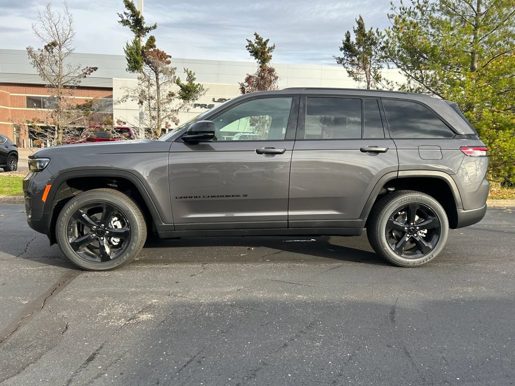 New 2025 Jeep Grand Cherokee Altitude AWD/4WD image 4