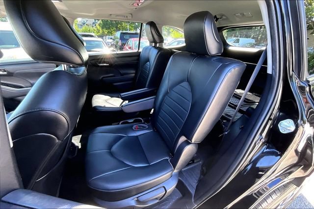 Used 2021 Toyota Highlander XLE FWD image 17