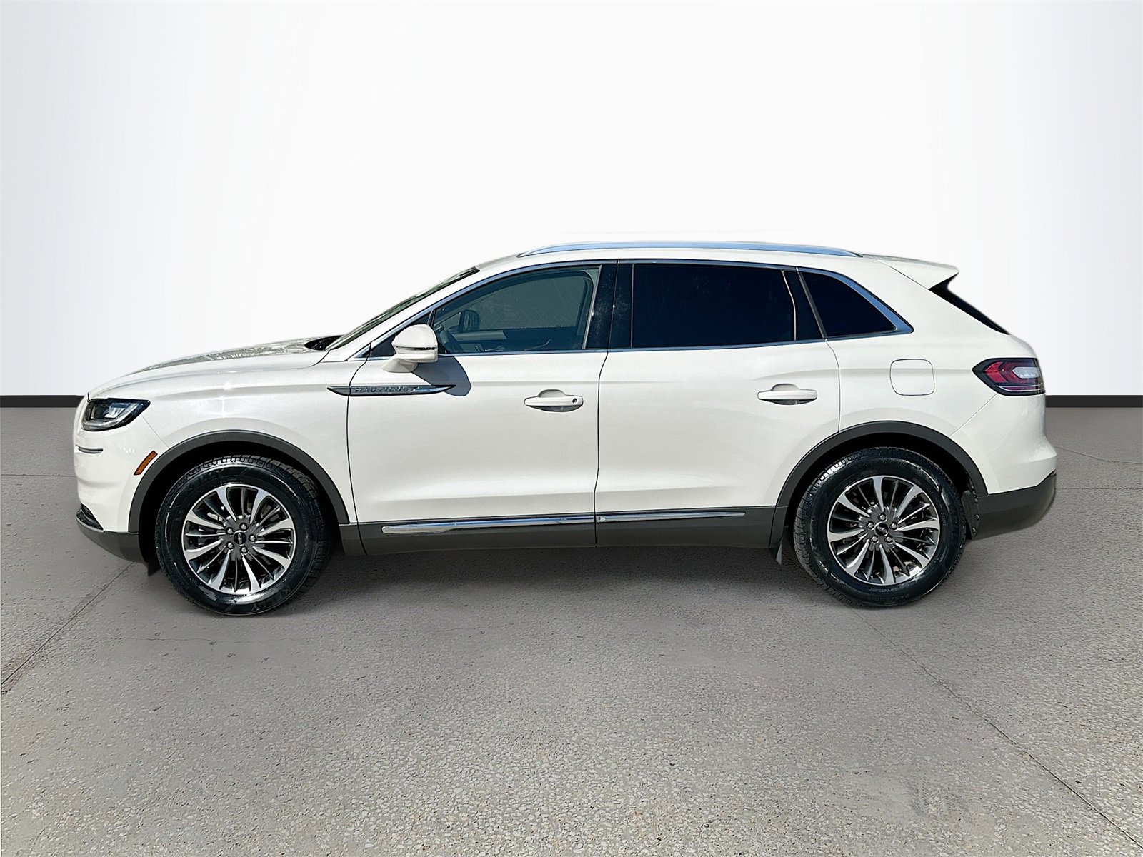 Used 2022 Lincoln Nautilus FWD w/ Premium Package image 4