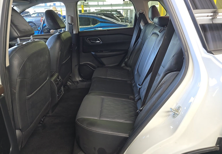 Used 2023 Nissan Rogue Platinum w/ Platinum Premium Package FWD image 9